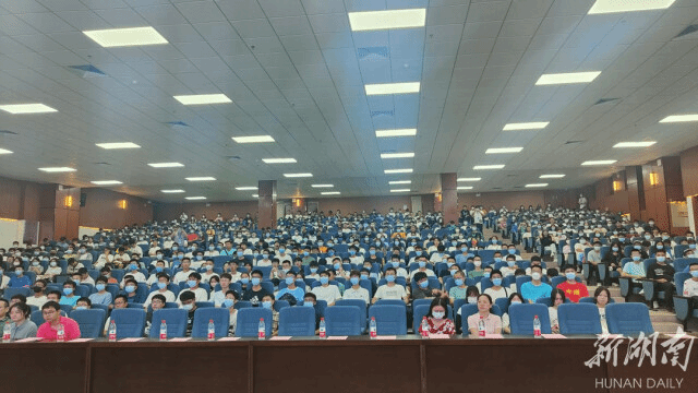 湘潭大学新生:倾听戍边故事 致敬戍边英雄