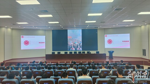 湘潭大学新生:倾听戍边故事 致敬戍边英雄